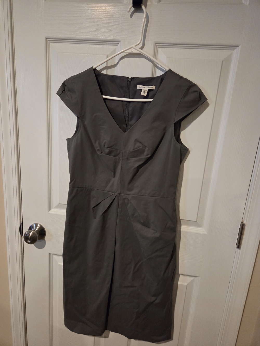 Banana Republic Gray V-Neck Cap Sleeve Sheath Dress